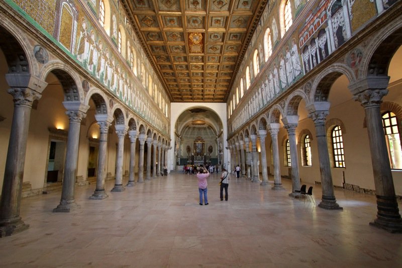 Gli interni della basilica di Sant'Apollinare Nuovo