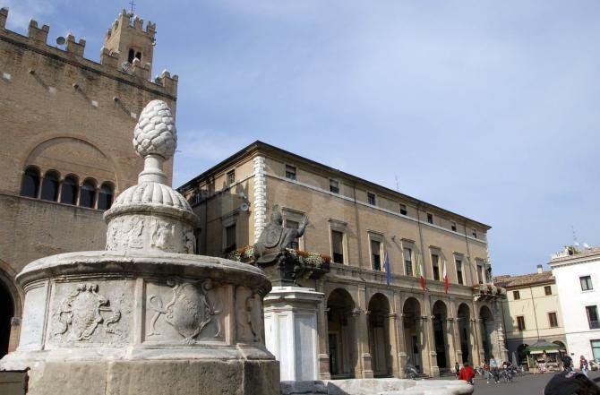 Visuale di Palazzo Garampi comprensiva della famosa pigna in cima alla fontana