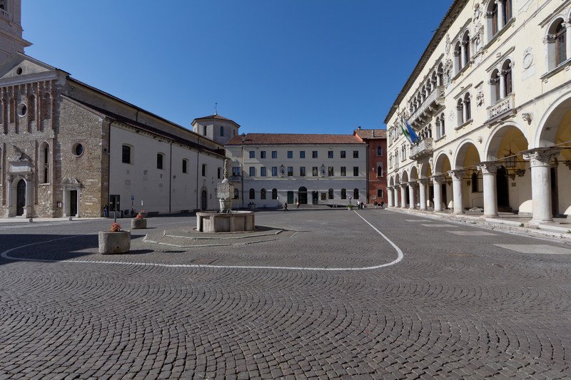 piazza-duomo-basilica-san-martino