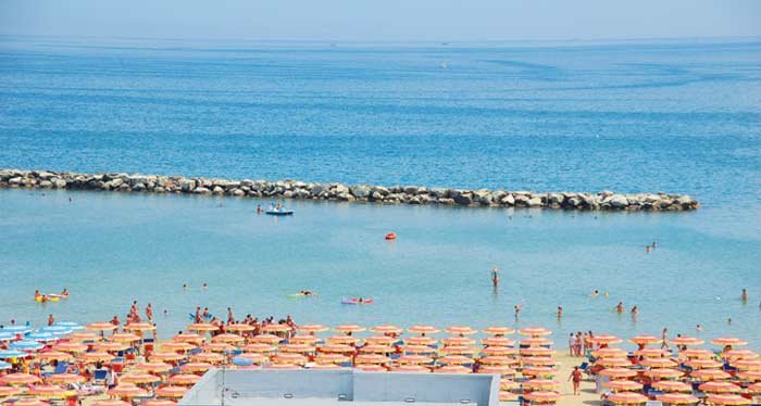 Un tratto di spiaggia di Gatteo a Mare, con la sua barriera di scogli frangiflutti