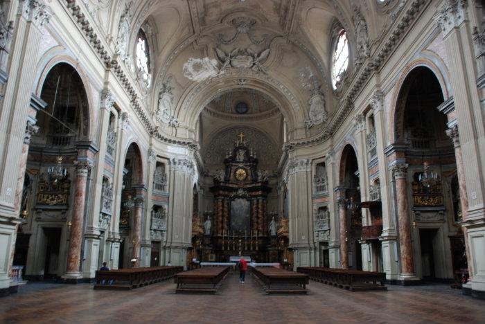 Gli interni della chiesa di San Filippo Neri