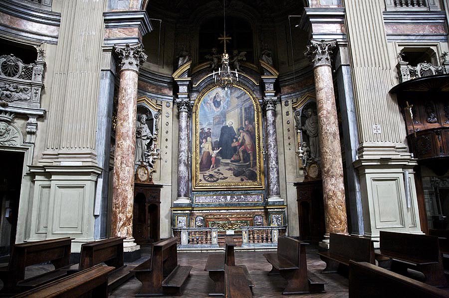 Una delle cappelle all'interno della chiesa di San Filippo Neri