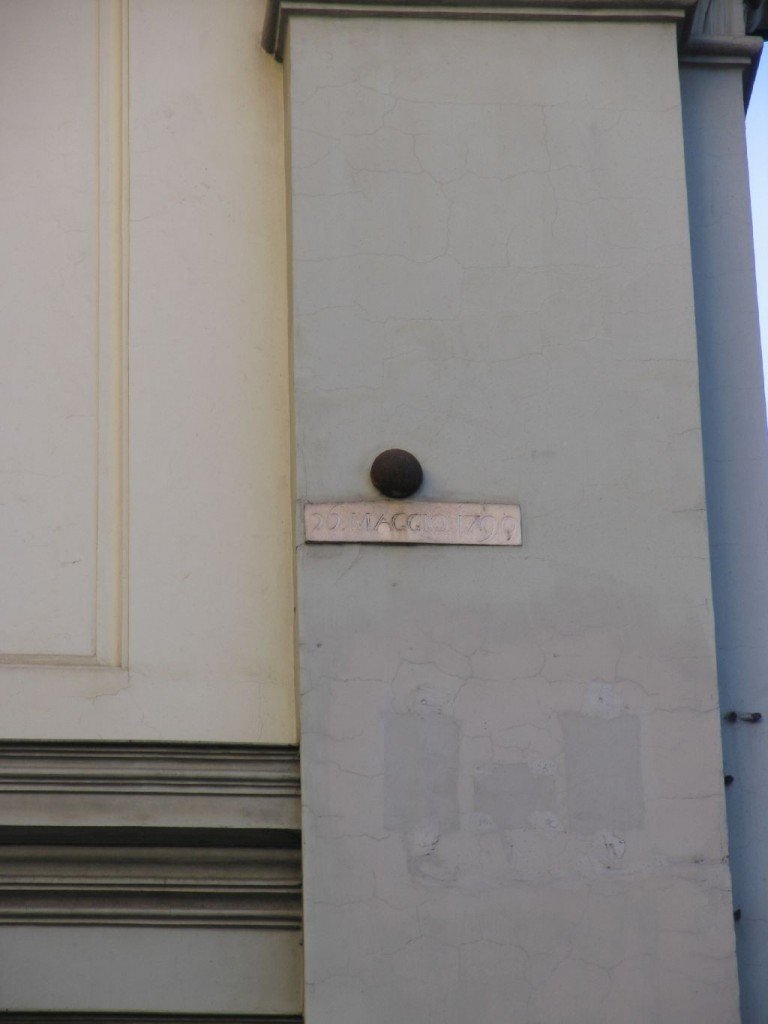 La palla di cannone nella facciata della chiesa