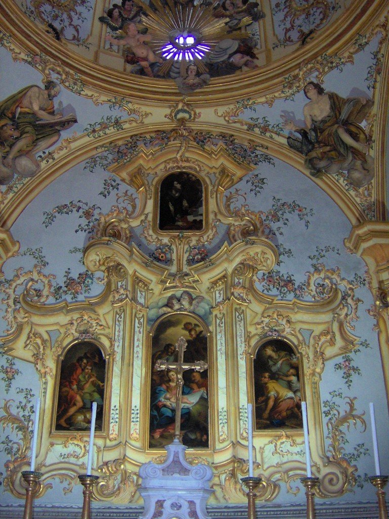 Abiside della Cappella, i suoi affreschi antichi sono poco visibili, al loro posto ci sono numerosi elementi decorativi in stile rococò