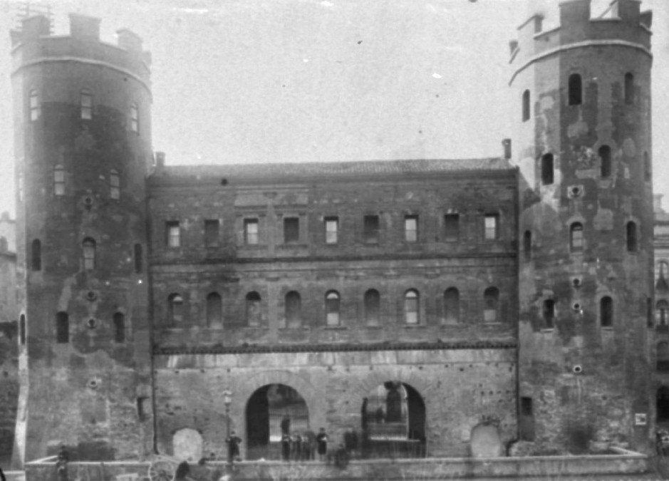Un'immagine di Porta Palatina dopo i restauri dell'800