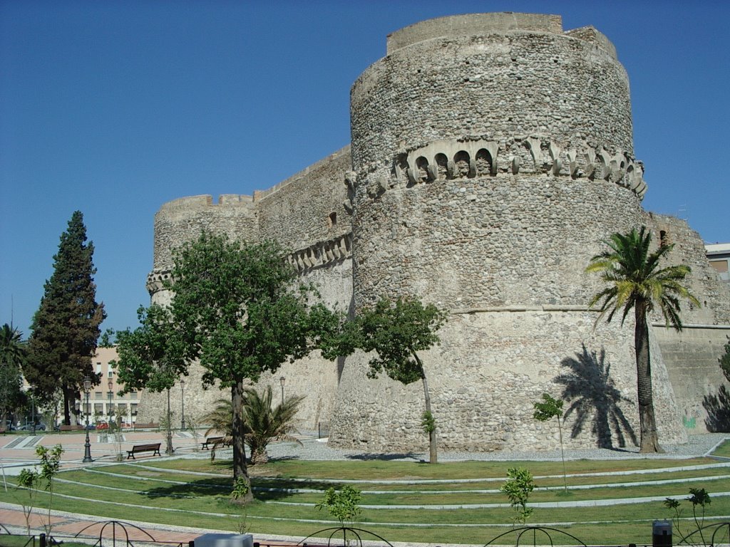 Il Castello Aragonese è una fortificazione storica di Reggio Calabria, nonché uno dei simboli di maggior rilevanza della città. Sarete subito colpiti dalle due imponenti torri cilindriche, che costituiscono gran parte di quello che resta dell'antica struttura