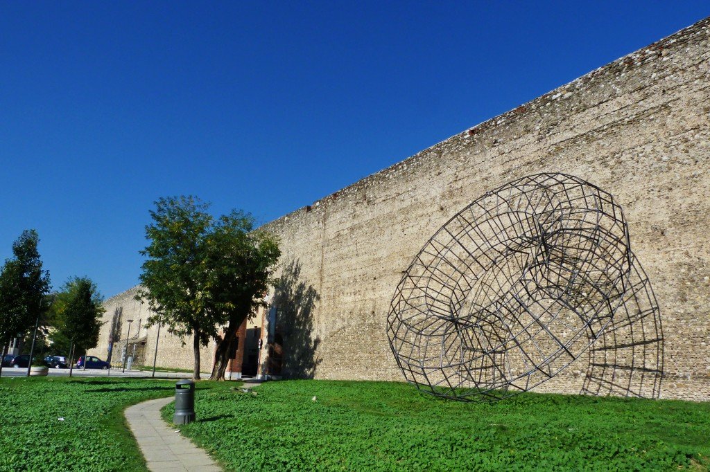 La antiche mura della città di Prato, si era convinti che la zona era caduta in disabitazione fino all'età romana. Di fatti, Prato si trova al ridosso della via Cassia, e al tempo la zona era più come una fermata che una vera e propria città.