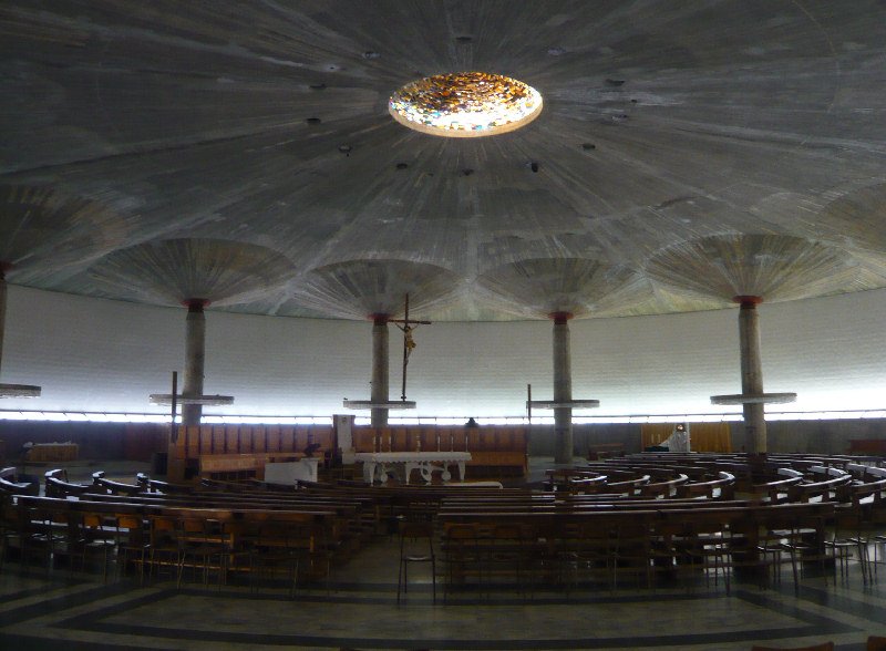 Interno della cattedrale, con particolare uso di vetrate la luce entra in modo completo