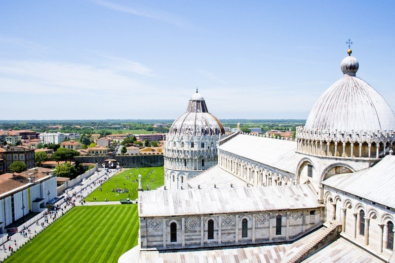 Il Duomo di Pisa divenne quindi una grande opera che però vide molti blocchi di lavoro durante la sua costruzione. 