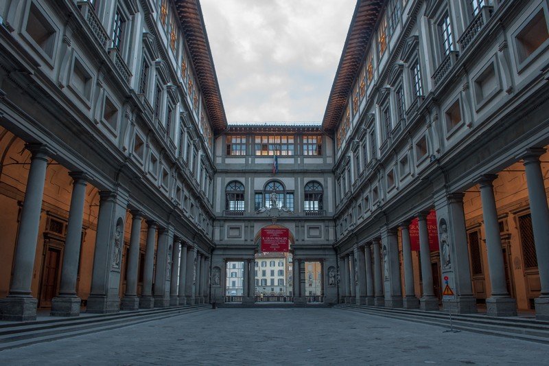 La galleria di per se è situata all'ultimo piano del grande palazzo, ed è stata progettata da Giorgio Vasari.