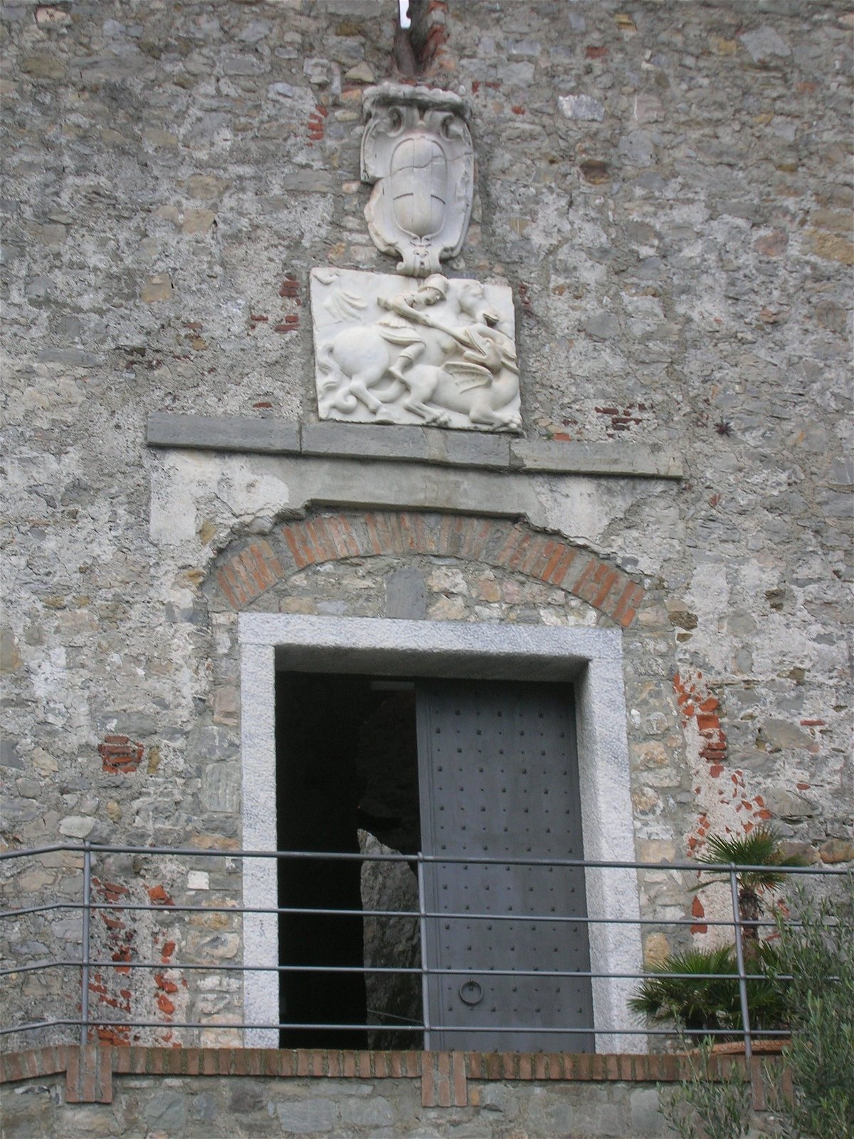 Particolare dell'entrata del castello, oggi questo edificio è la sede del museo civico della città