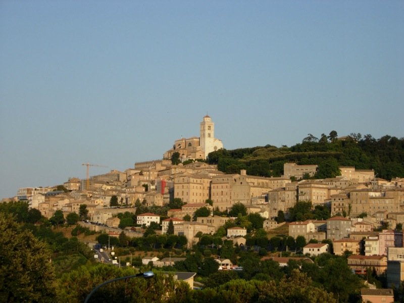 Panorama della città di Fermo, con la parte storica situata in cime al monte