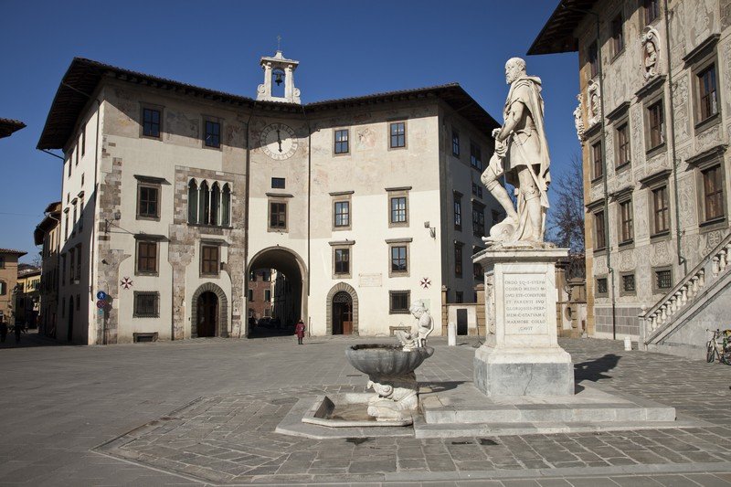 Dal 1140 circa la Piazza dei Cavalieri era conosciuta come la "piazza delle Sette Vie" e divenne il cuore della città. Il nome proveniva dal fatto che le principali vie di Pisa antica si univano in quella zona.