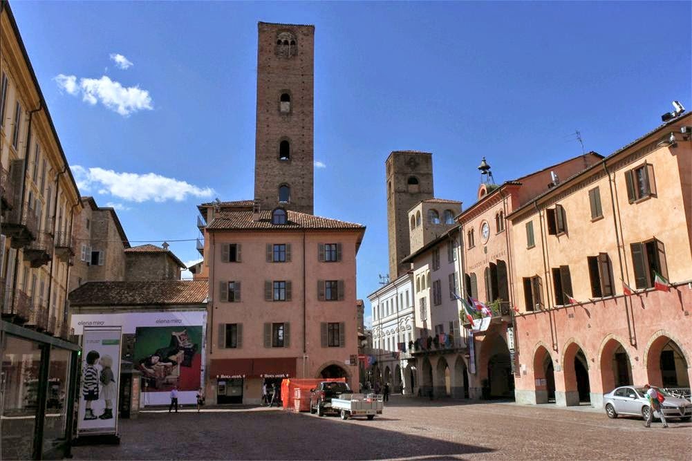 Piemonte Piazza Risorgimento ad Alba (Cuneo)