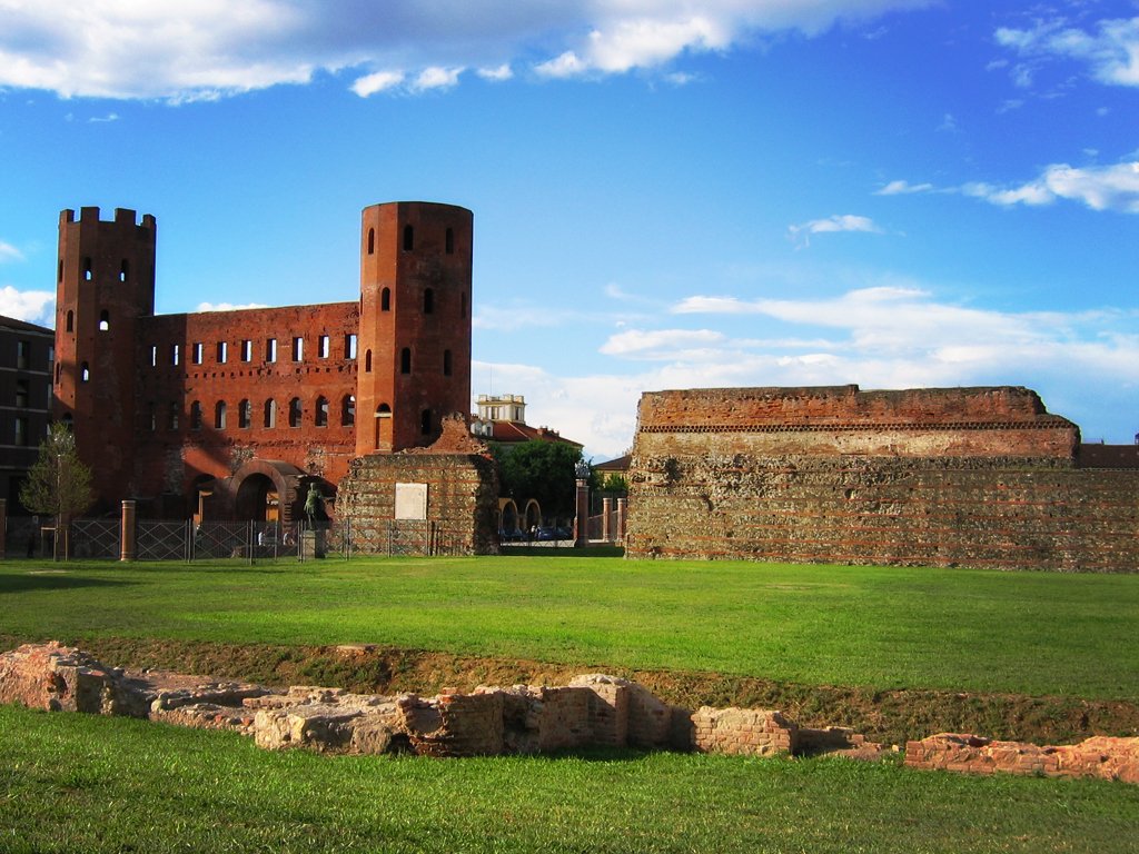 Una vista del complesso di Porta Palatina
