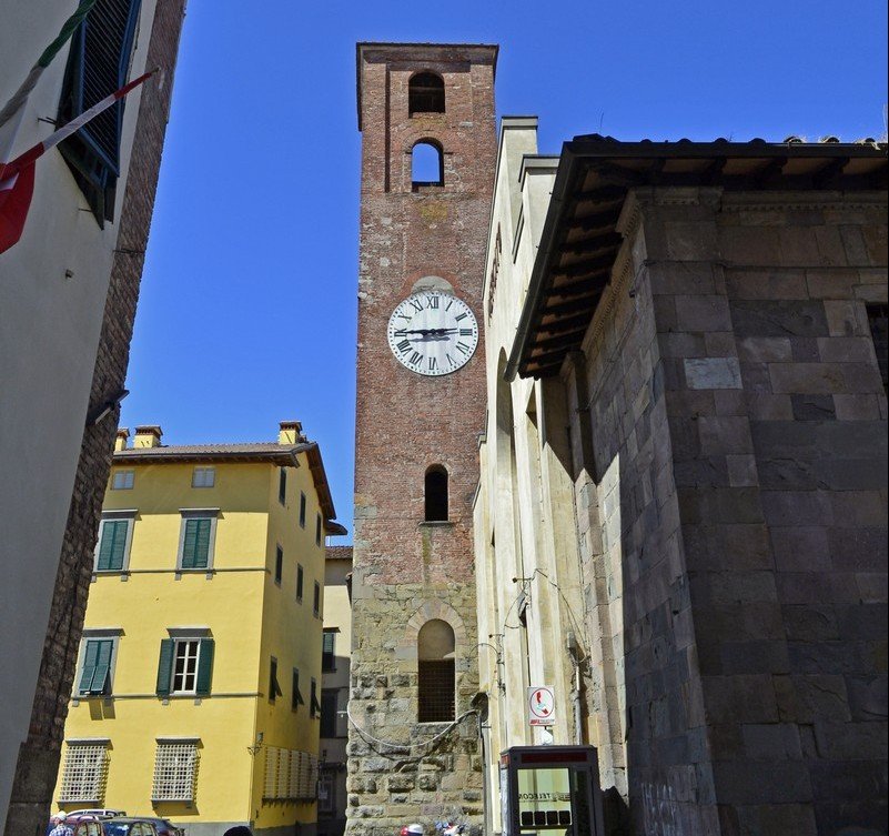 Torre Guinigi e Torre delle Ore di Lucca Uno scorcio della Torre Guinigi