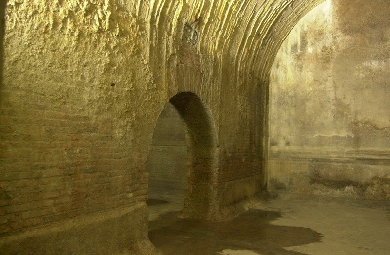 Un altro tratto delle Cisterne Romane, tutte collegate l'una all'altra mediante una serie di arcate a tutto sesto