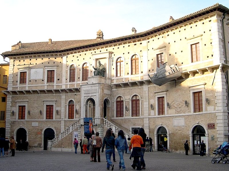 La facciata esterna del Palazzo dei Priori, sulla quale spicca il bronzo di Sisto V