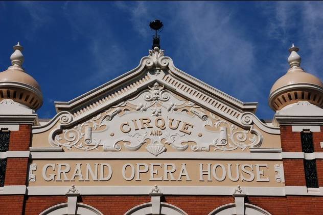 Il frontone della facciata del Grand Opera House