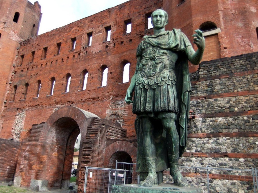 La statua di Cesare nei pressi di Porta Palatina, Torino