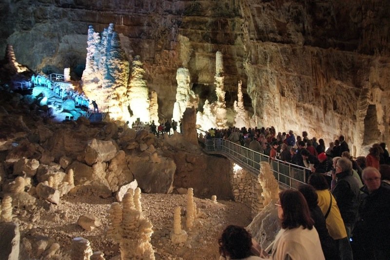 Un tratto del percorso delimitato da apposite transenne all'interno delle grotte di Frasassi