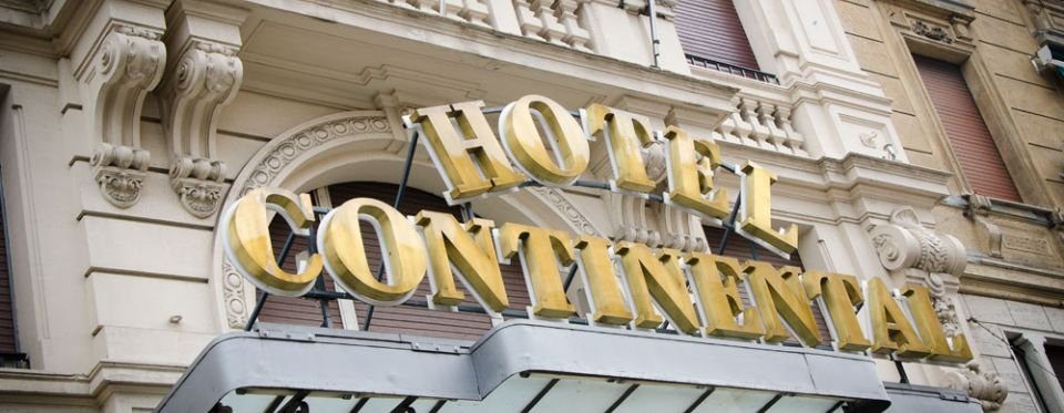 L'antica insegna dell'hotel Continental di Genova