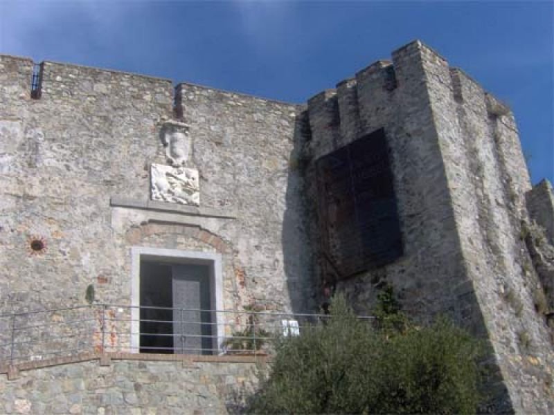 Entrata del castello, il suo aspetto attuale lo si deve al radicale restauro del 1970