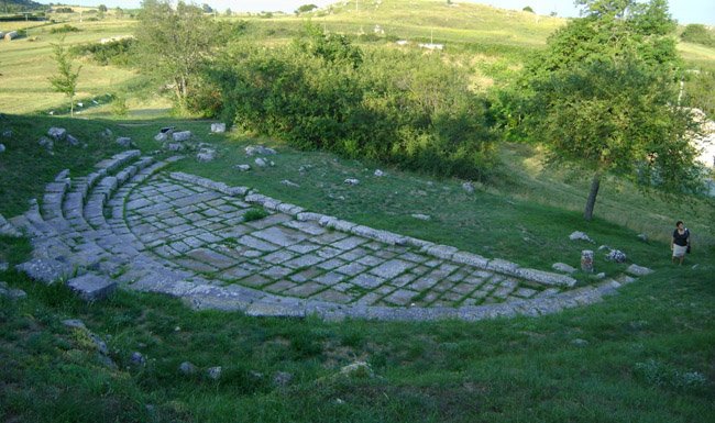 parco-archeologico-di-juvanum-teatro