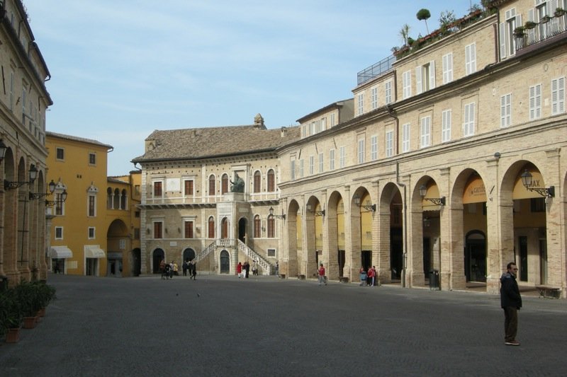 Il Palazzo dei Priori ed uno scorcio del porticato in piazza del Popolo