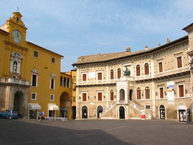 Uno scorcio del Palazzo dei Priori e del Palazzo apostolico, entrambi situati in piazza del Popolo