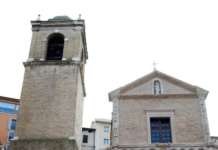 La particolare facciata ad archetti ciechi della chiesa di Santa Maria della Piazza