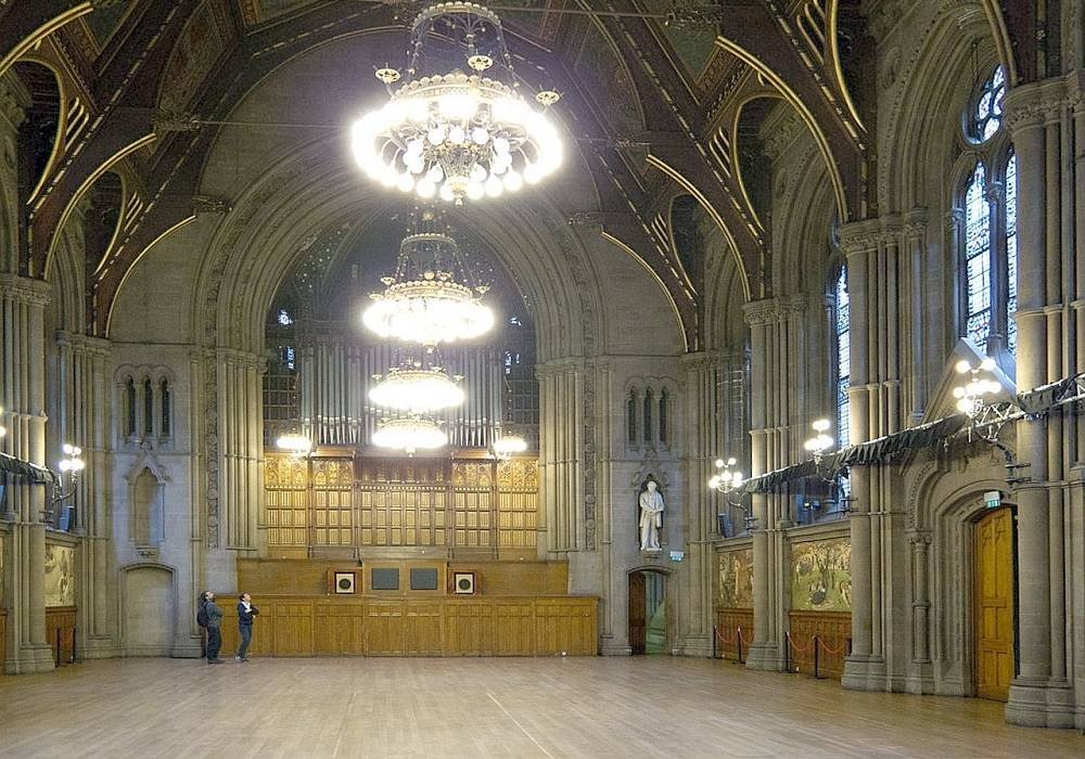 Gli interni del Town Hall di Manchester