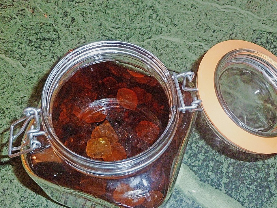 Freisische Bohnensuppe, una bomba fatta con brandy, rum, uva passita e zucchero candito.