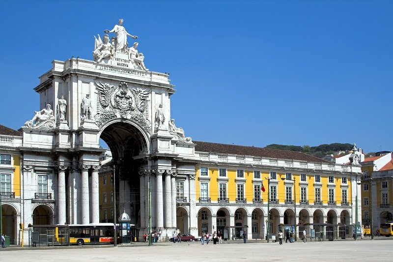 La visuale di Piazza del Commercio a Lisbona con primo piano sull'Arco di Trionfo