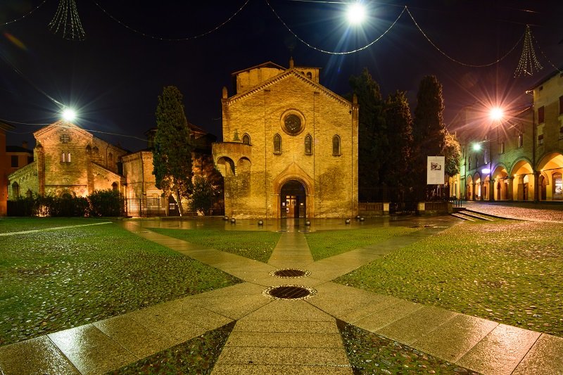 La basilica di Santo Stefano di sera