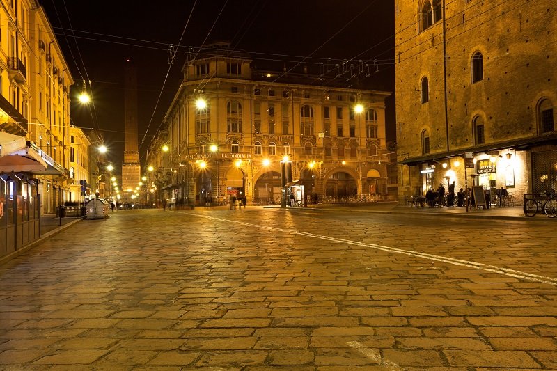 Le vie di Bologna di sera, una città particolarmente vivace anche quando cala il sole