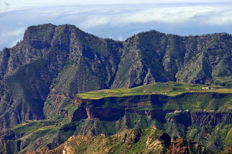 Una fotografia panoramica di Gran Canaria, un tripudio di monti scoscesi, pianure e spazi verdi