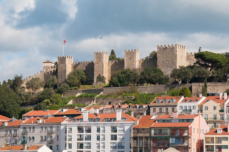 Il Castello visto dal quartiere della Baixa 
