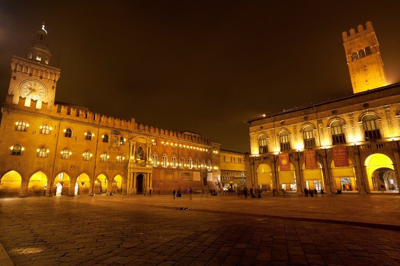 Uno scorcio di Piazza Maggiore di sera, con Palazzo d'Accursio splendidamente illuminato