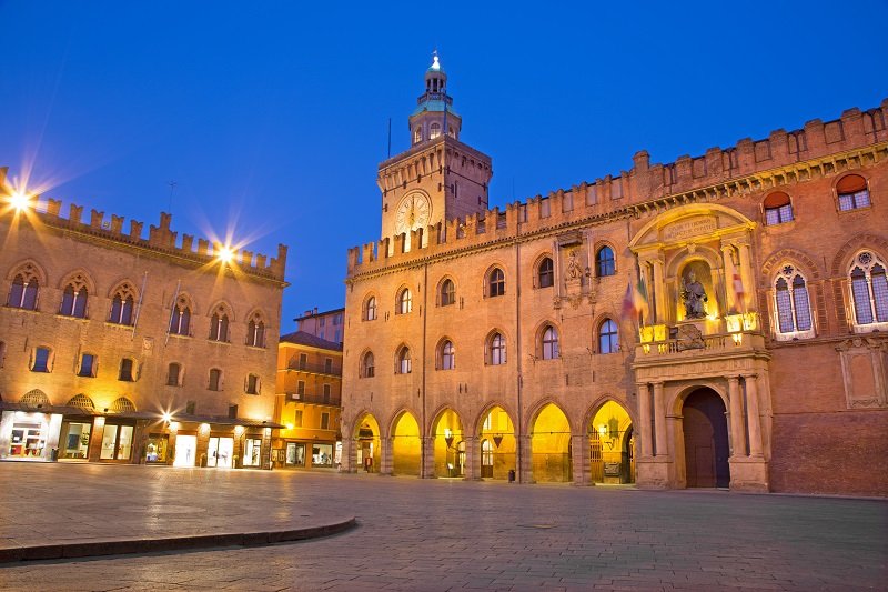 Piazza Maggiore di sera, con uno scorcio di Palazzo d'Accursio e del Palazzo del Podestà
