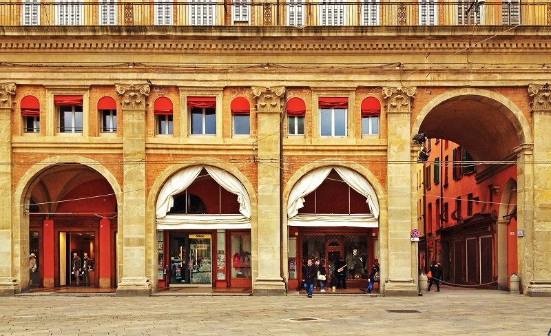 I portici sono una costante frequentissima nel centro storico di Bologna