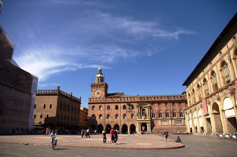 Anche Piazza Maggiore, così come gran parte di Bologna, è piena di porticati