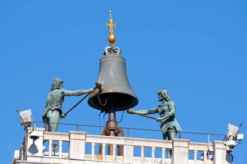torre-orologio-venezia-campane-mori