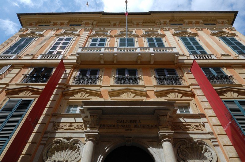 Si prosegue con l'interno di Palazzo Bianco dove troviamo una ricchissima collezione di opere artistiche della Genova del XV secolo in poi, con artisti italiani, fiamminghi e spagnoli.