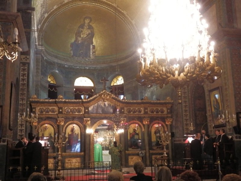 Gli interni della Basilica di Santa Sofia nel corso di una funzione religiosa