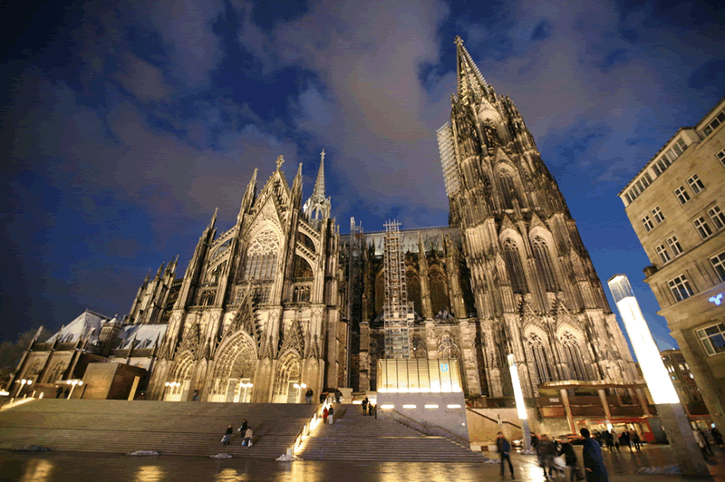 Vista prospettica del Duomo di Colonia