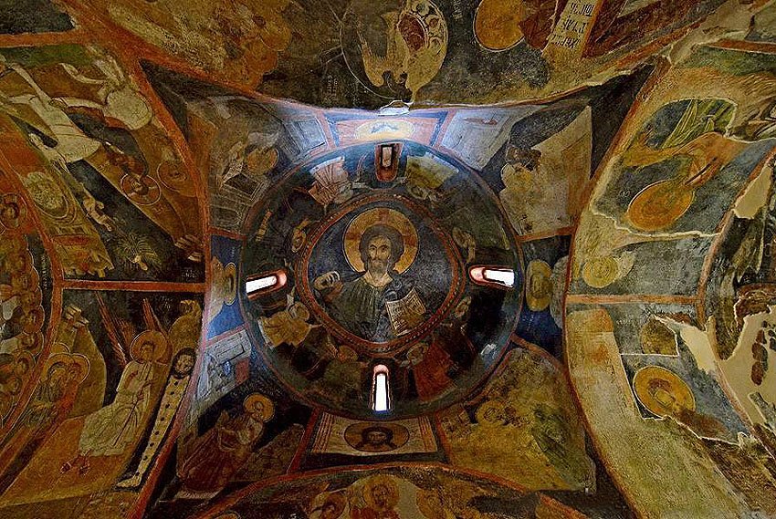 Il resto della chiesa raffigura numerosi altri santi, alcuni legati più alla cultura Ortodossa che a quella cristiana, o di grandi figure legate all'impero bulgaro