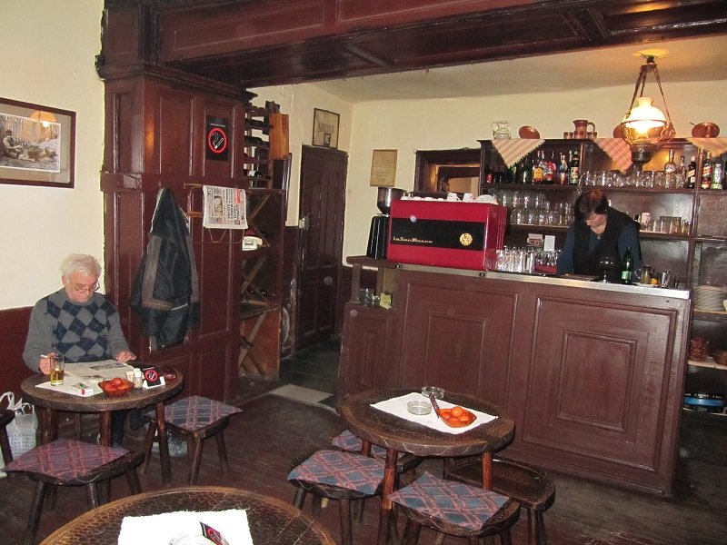Gli interni di una kafana, locali un tempo dedicati alle bevute, oggi perlopiù riconvertiti in ristoranti
