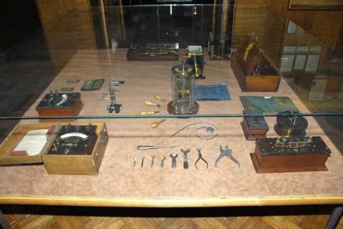 Una delle teche facenti parte della collezione del Museo di Nikola Tesla