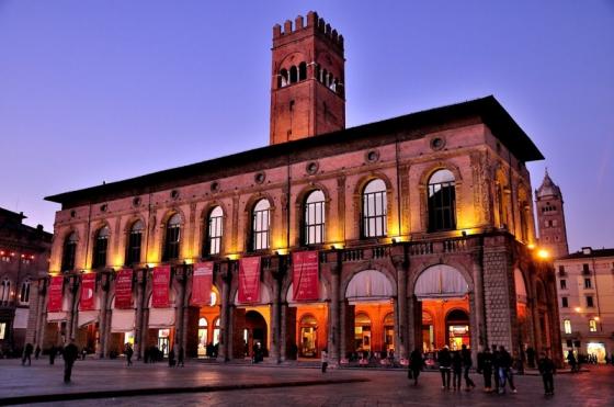 Il Palazzo del Podestà, illuminato dai faretti sui balconi